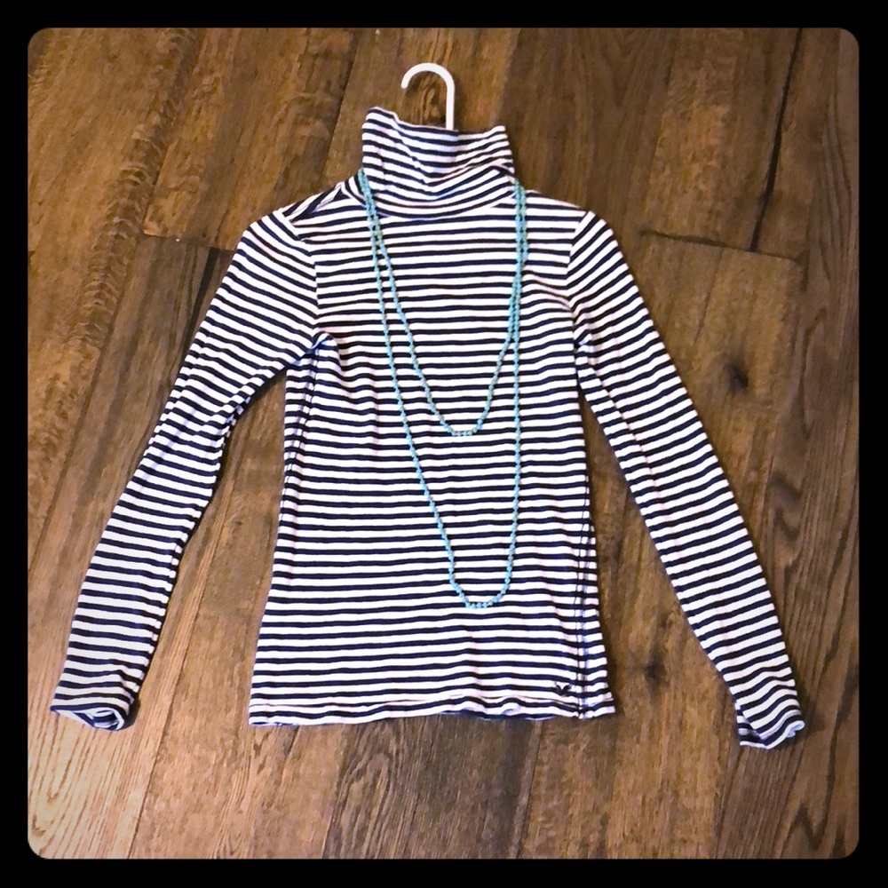 Turtle neck long sleeve shirt